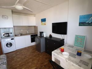 Kuchyňa alebo kuchynka v ubytovaní Studio Cabine 4 pers proche mer et commerces - FR-1-307-208