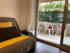 Coin salon dans l'établissement Pause Riviera avec terrasse, à 300 mètres de la mer