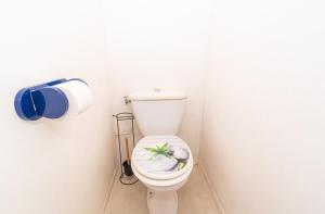 Salle de bains dans l'établissement Pause Riviera avec terrasse, à 300 mètres de la mer 7 autres photos