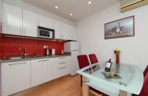 Kuchyňa alebo kuchynka v ubytovaní Apartment JoviZ