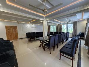 una sala de conferencias con una mesa y sillas en Relax Inn Skardu, en Skardu