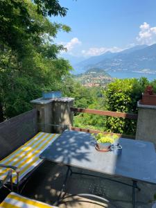- une table de pique-nique sur un balcon avec vue dans l'établissement Bellagio Panorama, à Bellagio