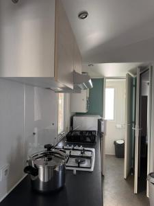 cocina con fogones y fogones en Mobil home propre et récent, en Argelès-sur-Mer