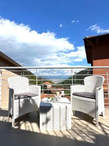 a patio with two chairs and a table on a balcony at Non Ti Scordar Di Me Cinque Terre in Biassa