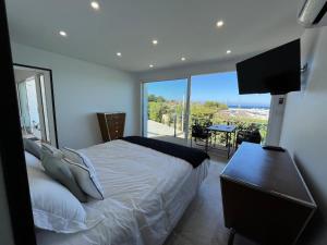 a bedroom with a bed and a view of the ocean at PIEDS DANS l EAU A SANT AMBROGGIO in Lumio
