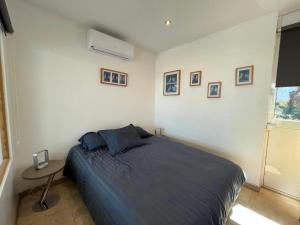 a bedroom with a bed and a table in it at PIEDS DANS l EAU A SANT AMBROGGIO in Lumio