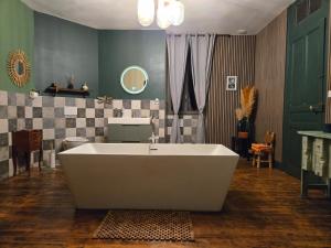 La Casa Mora Grande في Asson: حمام مع حوض استحمام كبير في الغرفة +70 صورة