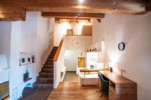um quarto com uma escada e um quarto com uma secretária em Apartment Kracherlemoos em Seefeld in Tirol