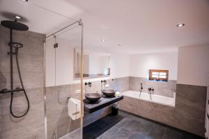 um banheiro com duas pias e uma banheira em Apartment Kracherlemoos em Seefeld in Tirol mais 14 fotografias