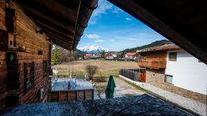 uma vista para uma montanha coberta de neve a partir de uma casa em Apartment Kracherlemoos em Seefeld in Tirol