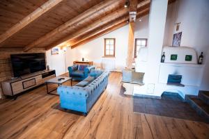 uma grande sala de estar com um sofá e uma TV em Apartment Kracherlemoos em Seefeld in Tirol