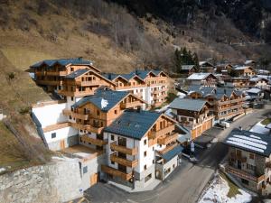 una vista aérea de un pueblo con edificios en TERRESENS - L'Etoile de la Vanoise, en Champagny-en-Vanoise