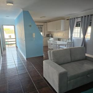 Una sala de estar con un sofá y una cocina. en Rocky3, en Angra do Heroísmo