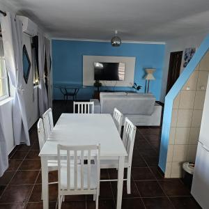 - Sala de estar con mesa de comedor blanca y sillas en Rocky3, en Angra do Heroísmo 3 fotos más