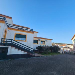 una casa con una escalera al frente en Rocky3, en Angra do Heroísmo