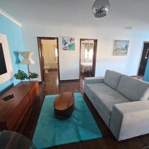 una sala de estar con un sofá y una mesa en Rocky3, en Angra do Heroísmo