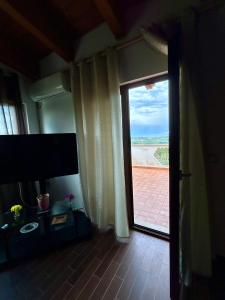 Televízia a/alebo spoločenská miestnosť v ubytovaní LA VILLA IN CAMPAGNA