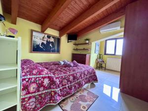 Televízia a/alebo spoločenská miestnosť v ubytovaní LA VILLA IN CAMPAGNA