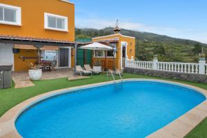 una piscina en un patio al lado de una casa en Vv Terrazita, en Tijarafe