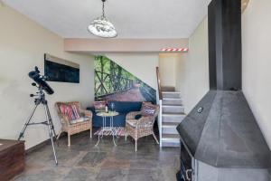 Una sala de estar con una cámara y una escalera. en Vv Terrazita, en Tijarafe