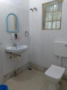 Ένα μπάνιο στο Moushumi's Home - 2 Bedrooms - Pet Friendly