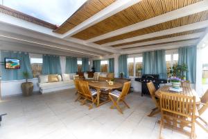 a living room with a table and chairs and a couch at Rooms and Rooftop Terrace Olbia Center in Olbia