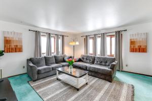 Gallery image of Near Dtwn and Pioneer Park Fairbanks Home with Deck! in Fairbanks