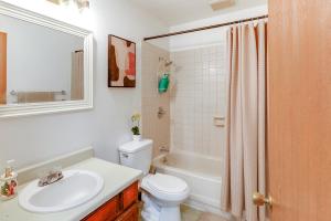 Ένα μπάνιο στο Near Dtwn and Pioneer Park Fairbanks Home with Deck! +19 φωτογραφίες