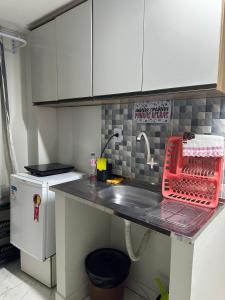 Η κουζίνα ή μικρή κουζίνα στο 12 Kitnet, central, completa com tv smart