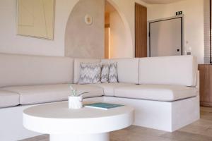 un salon avec un canapé blanc et une table basse dans l'établissement Thani Beach House, Elani by Halkidiki Villas, à Elani