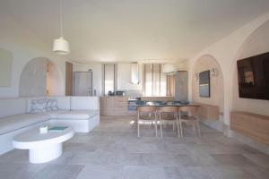 un salon avec un canapé et une table dans l'établissement Thani Beach House, Elani by Halkidiki Villas, à Elani