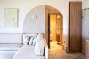 un salon avec un canapé blanc et une arche dans l'établissement Thani Beach House, Elani by Halkidiki Villas, à Elani 15 autres photos