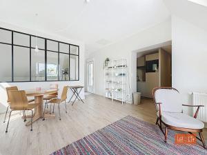 a living room with a dining room table and chairs at Le studio in Ambleteuse