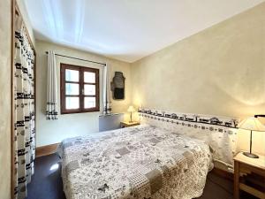 ein Schlafzimmer mit einem Bett und einem Fenster in der Unterkunft Charmant T3 rénové au cœur de Briançon – Idéal pour 4, bien équipé, proche bus et parking - FR-1-330C-102 in Briançon