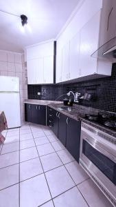 Η κουζίνα ή μικρή κουζίνα στο Apartamento Mongagua