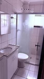 Ένα μπάνιο στο Apartamento Mongagua