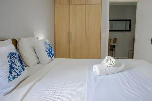 a white bed with a towel on top of it at 500m PRAIA de Taperapuan; 2 quartos; WiFi 300mbs; 2 pavimento; Churrasqueira; Chuveirão; Estacionamento Gratuito 1 carro in Porto Seguro +40 photos