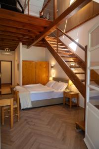 Postel nebo postele na pokoji v ubytování New Helvetia Hotel