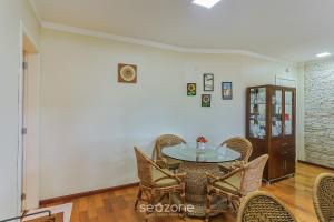 a dining room with a table and chairs at Apto c/ Linda Vista em Campos do Jordão LVR0003 in Campos do Jordão +23 photos
