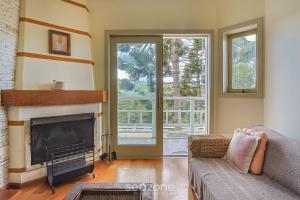 a living room with a couch and a fireplace at Apto c/ Linda Vista em Campos do Jordão LVR0003 in Campos do Jordão