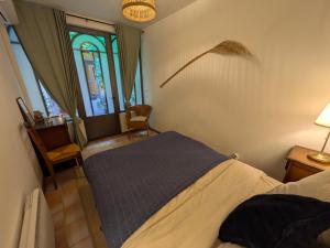 Postel nebo postele na pokoji v ubytování Maison aigues-mortaise dans la cité