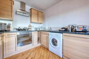 a kitchen with a washer and a dishwasher at Peaceful 2-Bed in Sutton Coldfield, Near Parks in Sutton Coldfield