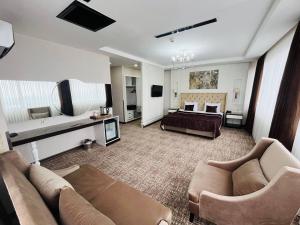 City Center Hotel Taksim İstanbul的电视和/或娱乐中心
