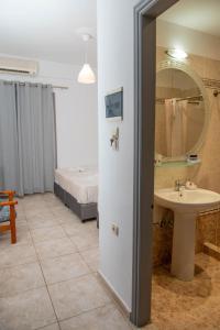 Koupelna v ubytování Glyfa Beach Hotel + 37 fotografií