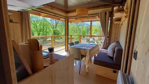 a room with a table and a dining room with a window at Lodge premium Pique poque in Aspet