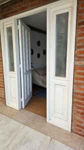 una porta aperta per una camera da letto di Esperanza Suites a Yerba Buena