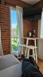 una camera con letto, tavolo e finestra di Esperanza Suites a Yerba Buena