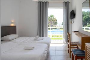 Postel nebo postele na pokoji v ubytování Glyfa Beach Hotel