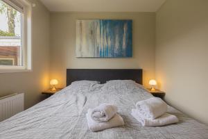 Postel nebo postele na pokoji v ubytování Drents Genieten - Goudheide met privé jacuzzi & sauna + 21 fotografií