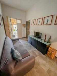 a living room with a couch and a desk at Casa Vacanze da Anna e Turi in Solità